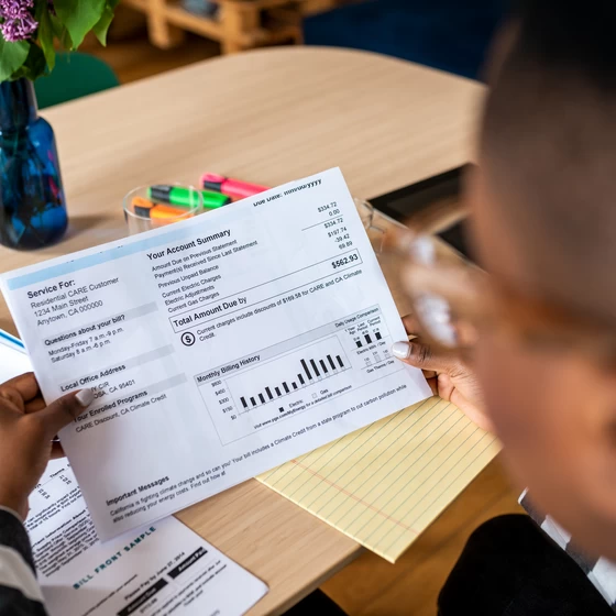 homme analyse sa facture 