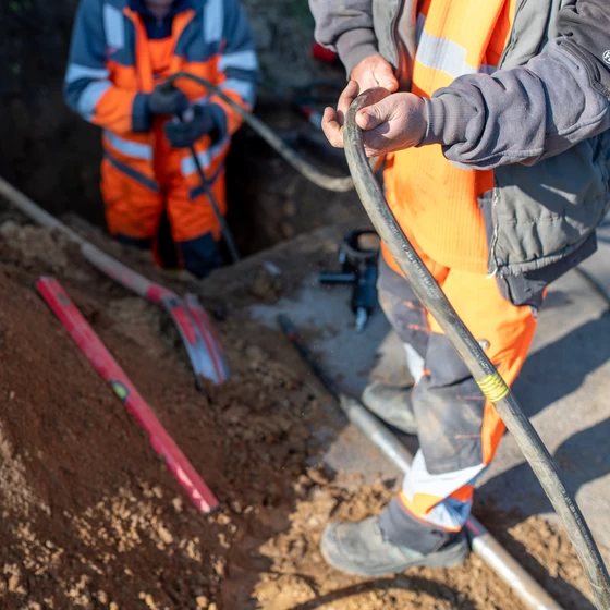 personne qui raccorde les tuyaux de gaz