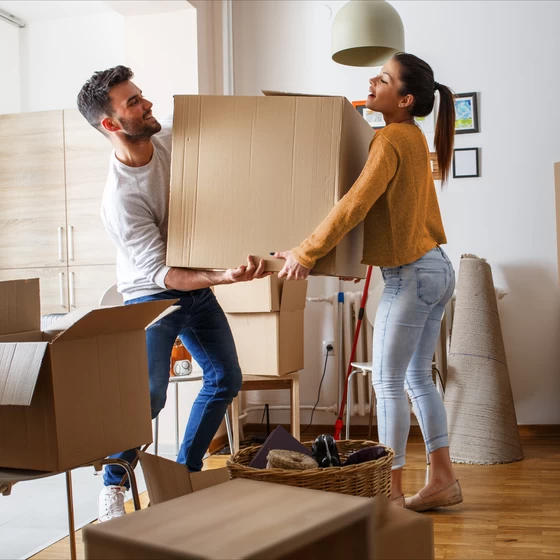 couple qui porte un carton lors d'un démanagement