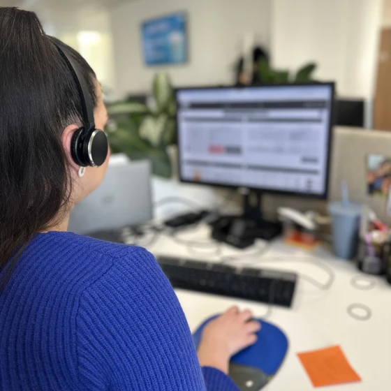 Une conseillère répond a vos questions pour changer de fournisseur d'énergie.