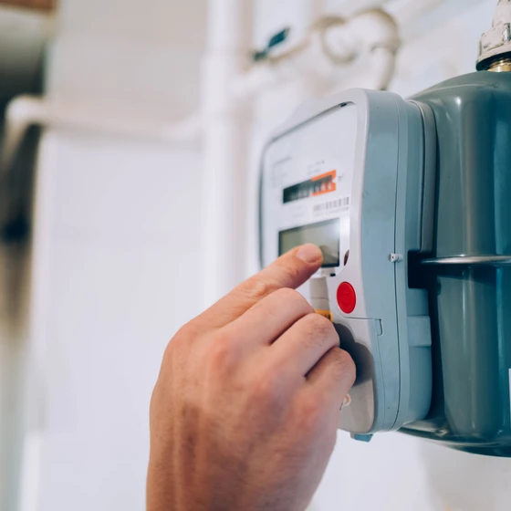 Une femme regarde son compteur.