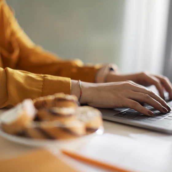 Une personne regarde son écran d'ordinateur pour comparer les offres d'électricité.