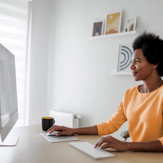 Une jeune femme renseigne diverses information pour souscrire à un contrat électricité.
