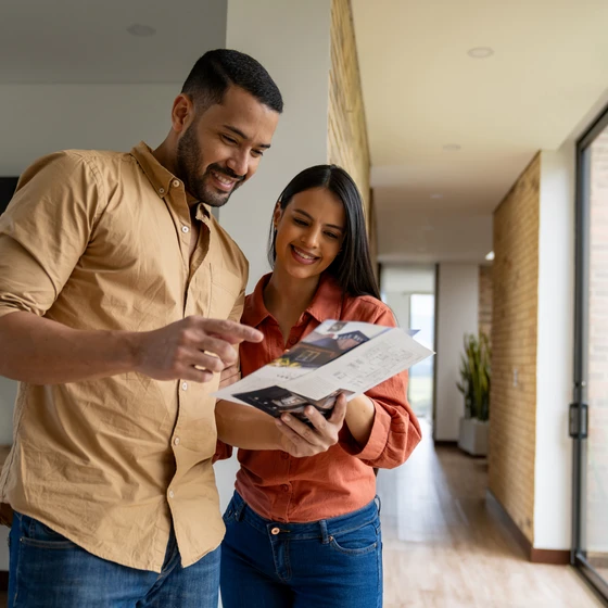 Un couple compare les offres qui correspondent le mieux à leurs attentes.