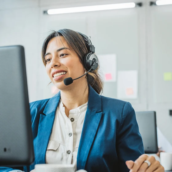 Une conseillère répond aux questions des clients.