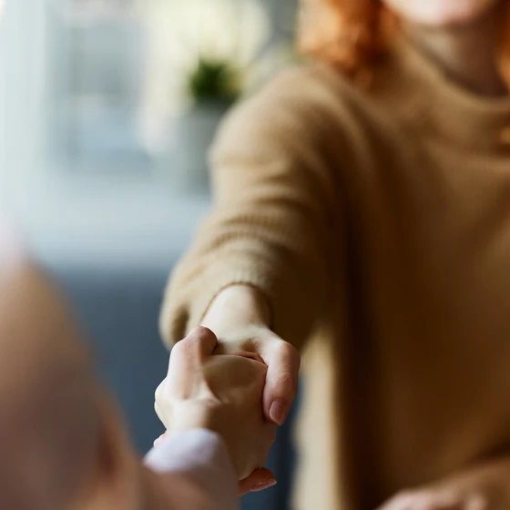 femme serrant une main