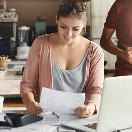 femme consultant une facture d'énergie