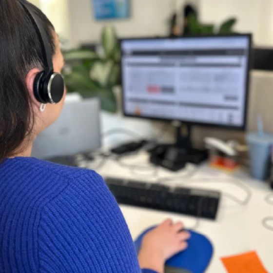 conseillère clientèle devant ordinateur