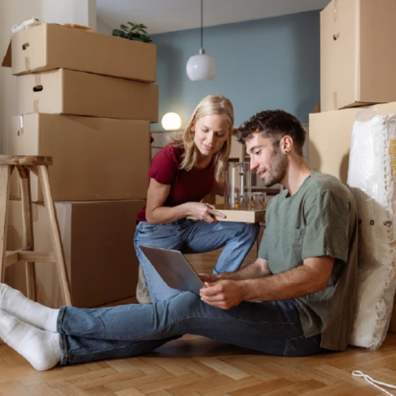 couple avec des cartons lors d'un déménagement