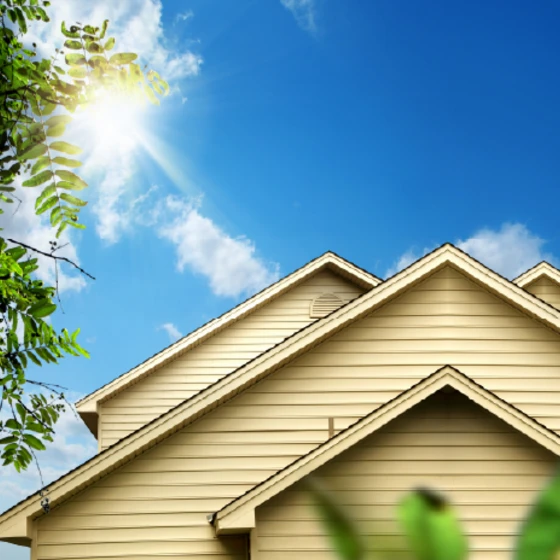 maison avec soleil qui brille au dessus