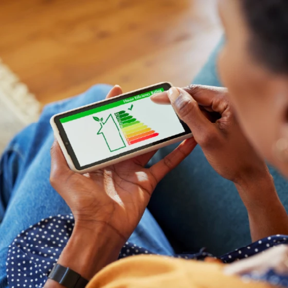 personne qui consulte son application de suivi de conso d'énergie sur son smartphone