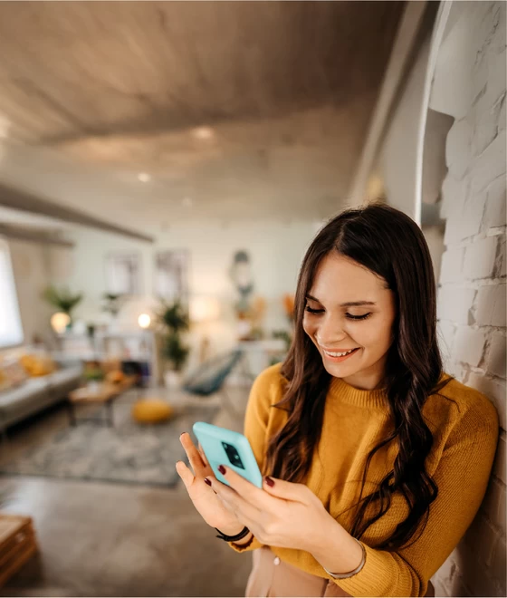 femme_avec_téléphone_offre_électricité