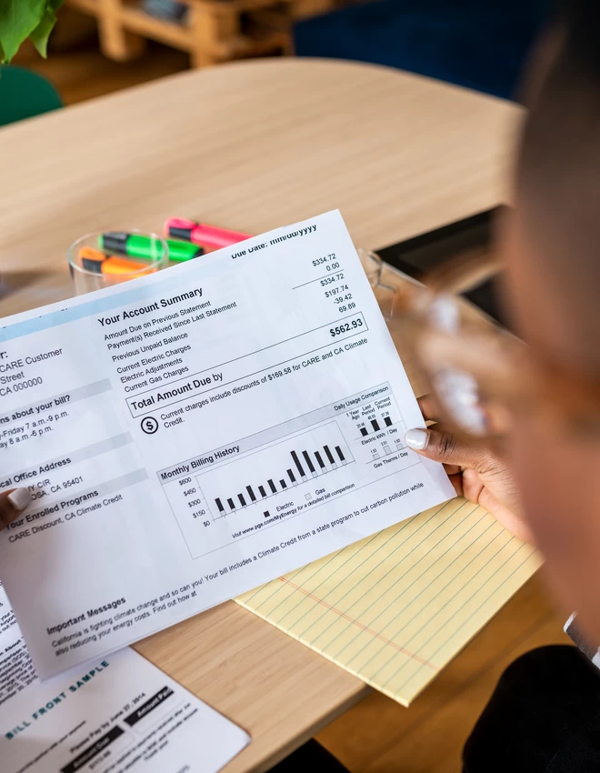 homme analyse sa facture 