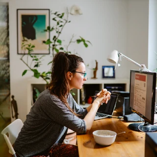 femme en télétravail devant son ordinateur