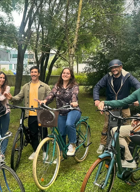 plusieurs personnes à vélos