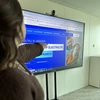 Personne qui montre un tableau avec le site web